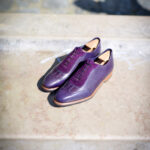 Le sneaker Aubercy en daim mauve et cuir violet